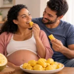 Imagem destacada Mulher gestante comendo jaca sorrindo para seu marido