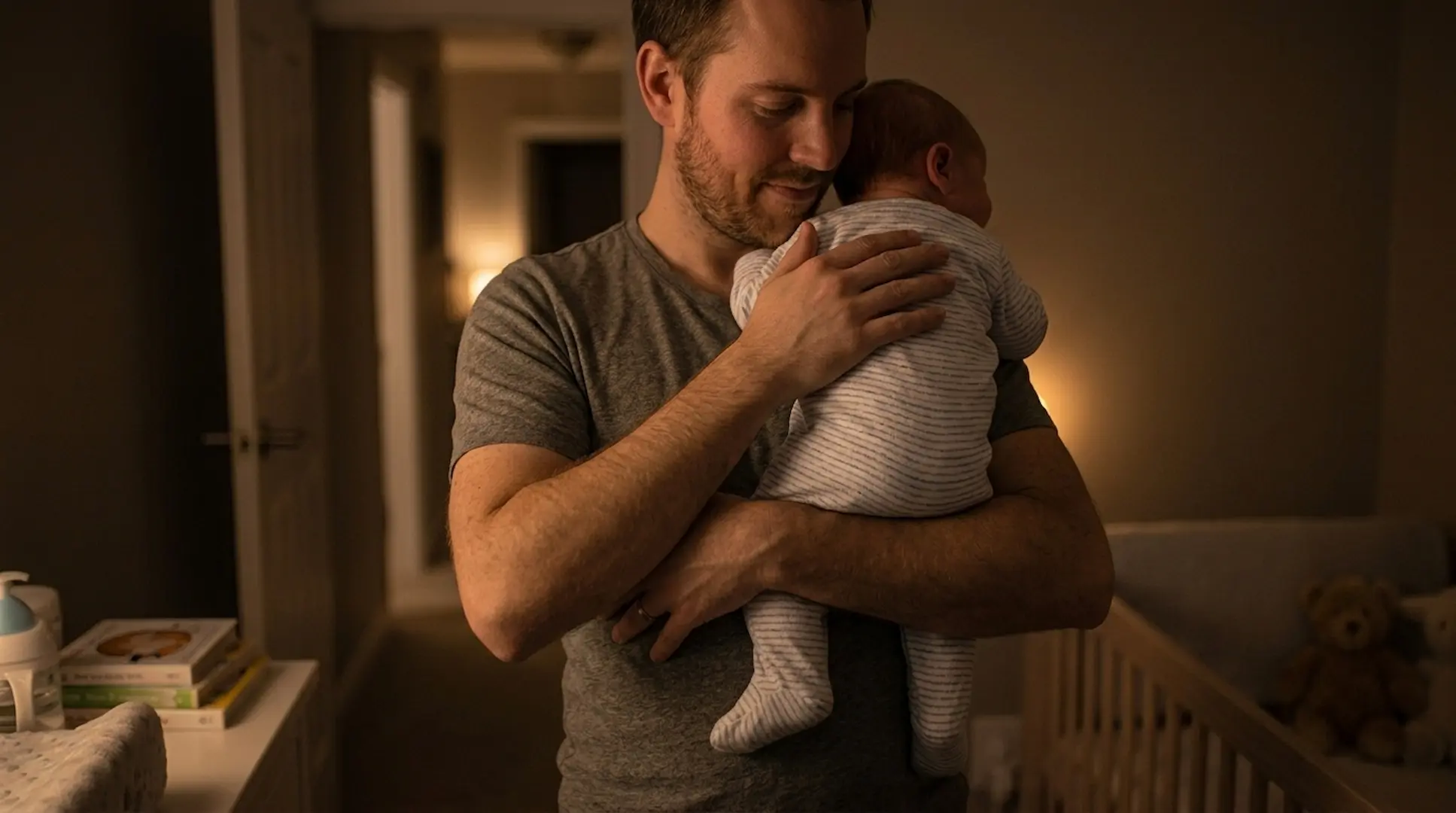 pai com bebê no colo a noite como fazer o bebê arrotar